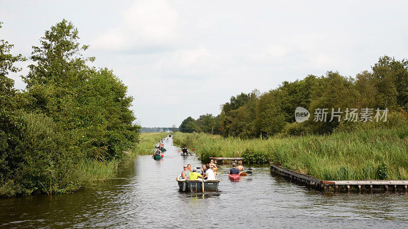 荷兰，Overijssel, Weerribben国家公园，人们在水道上享受阳光灿烂的一天